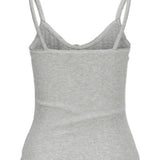 Grå tanktop med tynde stropper, set forfra, uden mønster eller tekst, mod en hvid baggrund.