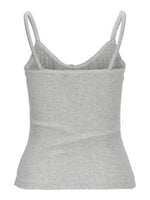 Grå tanktop med tynde stropper, set forfra, uden mønster eller tekst, mod en hvid baggrund.