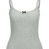 Grå tanktop med stropper og en sort sløjfe foran. Baggrunden er hvid, hvilket giver fokus på selve toppen.