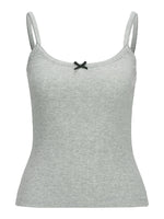 Grå tanktop med stropper og en sort sløjfe foran. Baggrunden er hvid, hvilket giver fokus på selve toppen.
