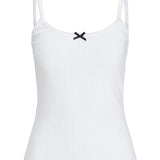 Hvid tanktop med tynde stropper; sort sløjfe på forsiden; står i en hvid baggrund, ingen tekst.
