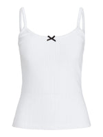 Hvid tanktop med tynde stropper; sort sløjfe på forsiden; står i en hvid baggrund, ingen tekst.