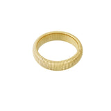 Produktfoto af en Lenora armbånd i guld med stribe effekt hele vejen rundt. Baggrund er hvid. Fra BySofieSønderby