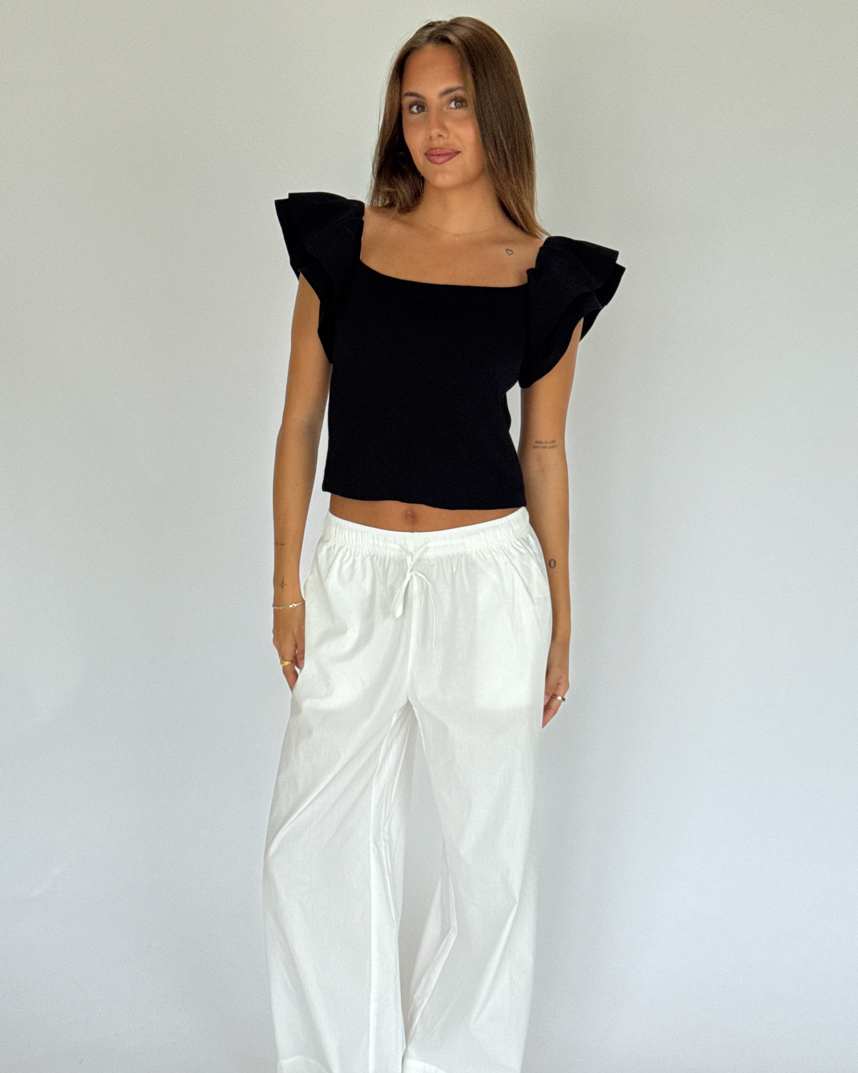 Modelbillede af LEONORA top, sort. Fra BySofieSønderby