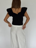 Modelbillede af LEONORA top, sort. Fra BySofieSønderby