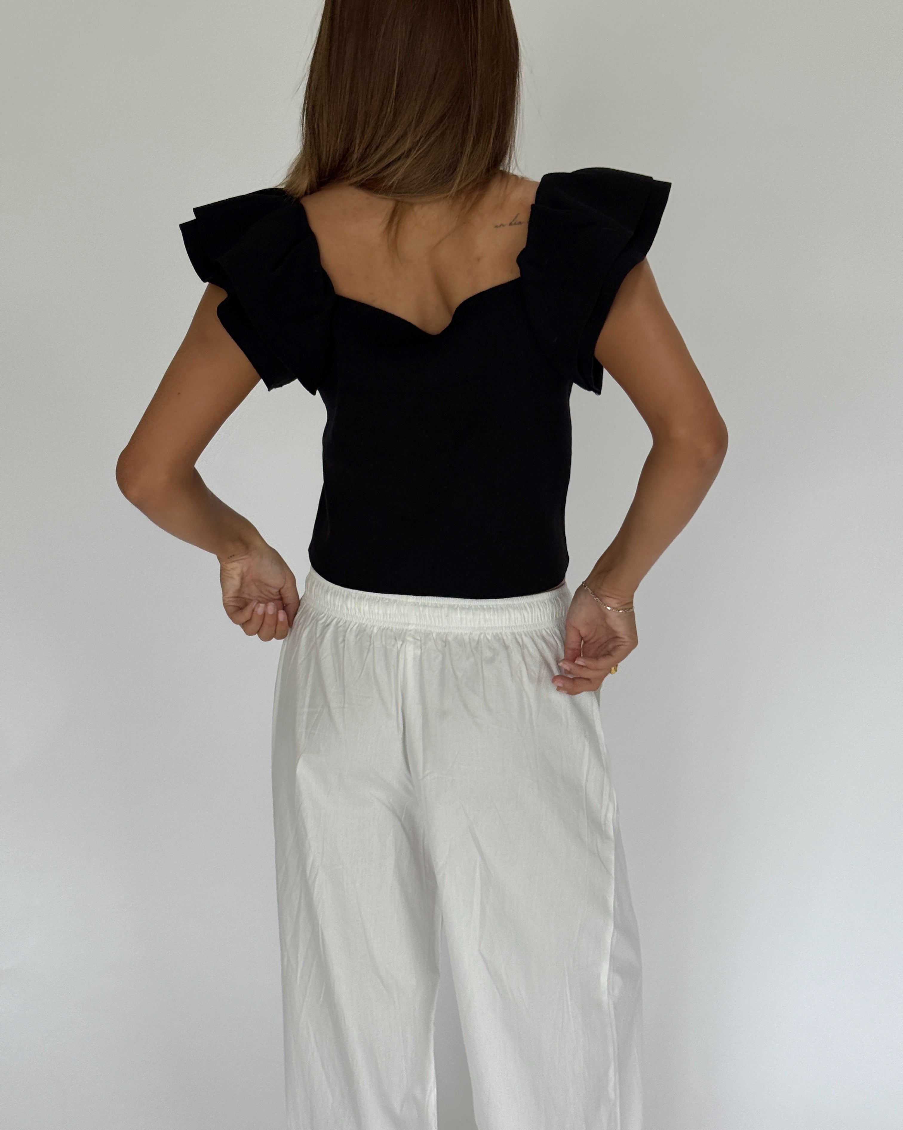 Modelbillede af LEONORA top, sort. Fra BySofieSønderby