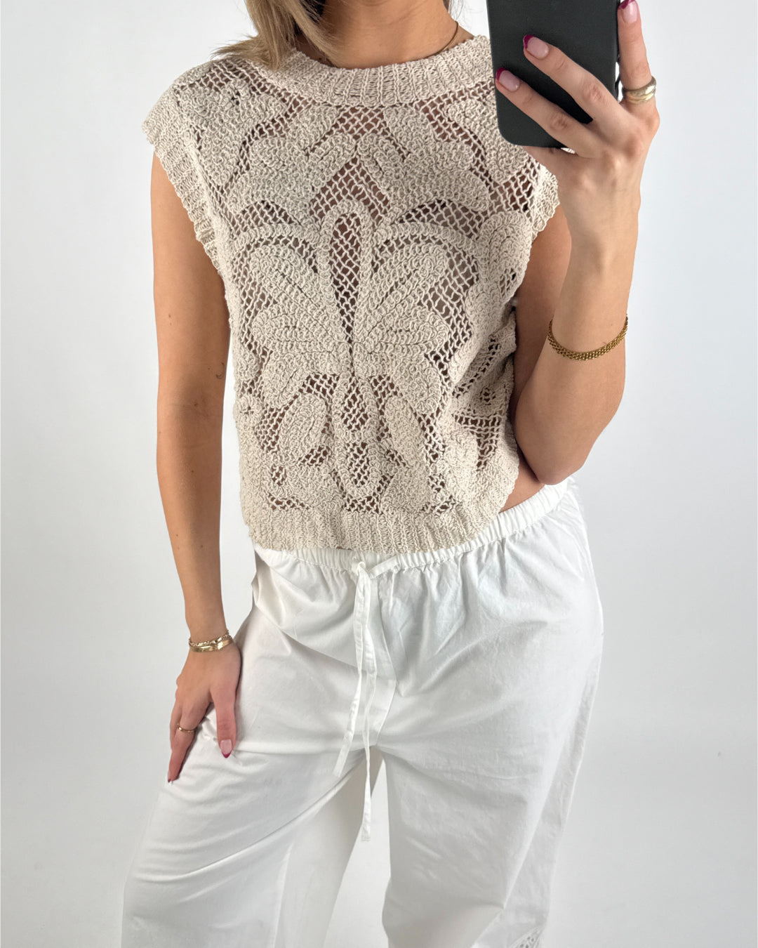 Modelbillede af creme farvet LEXI top. Set forfra. Fra BySofieSønderby