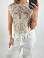 Modelbillede af creme farvet LEXI top. Set forfra. Fra BySofieSønderby