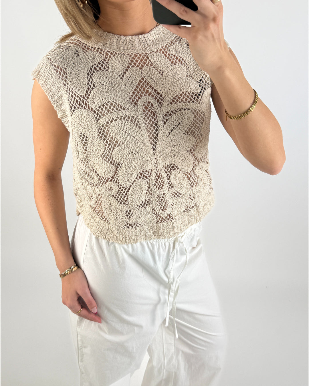 Modelbillede af creme farvet LEXI top. Set forfra. Fra BySofieSønderby