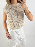 Modelbillede af creme farvet LEXI top. Set forfra. Fra BySofieSønderby