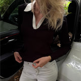 Modelfoto af pige i en sort Lidya polo og hvide Nanna jeans. Alt er fra BySofieSønderby
