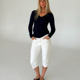Modelbillede af LILLIE langærmet v-hals, navy og VANESSA capri bukser, hvid. Fra BySofieSønderby