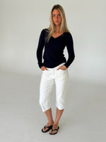 Modelbillede af LILLIE langærmet v-hals, navy og VANESSA capri bukser, hvid. Fra BySofieSønderby
