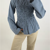 Modelbillede af blå LINA bluse. Set forfra. Fra BySofieSønderby