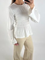 Modelbillede af hvid LINA bluse. Set forfra. Fra BySofieSønderby