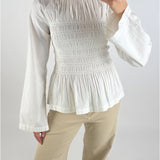 Modelbillede af hvid LINA bluse. Set forfra. Fra BySofieSønderby