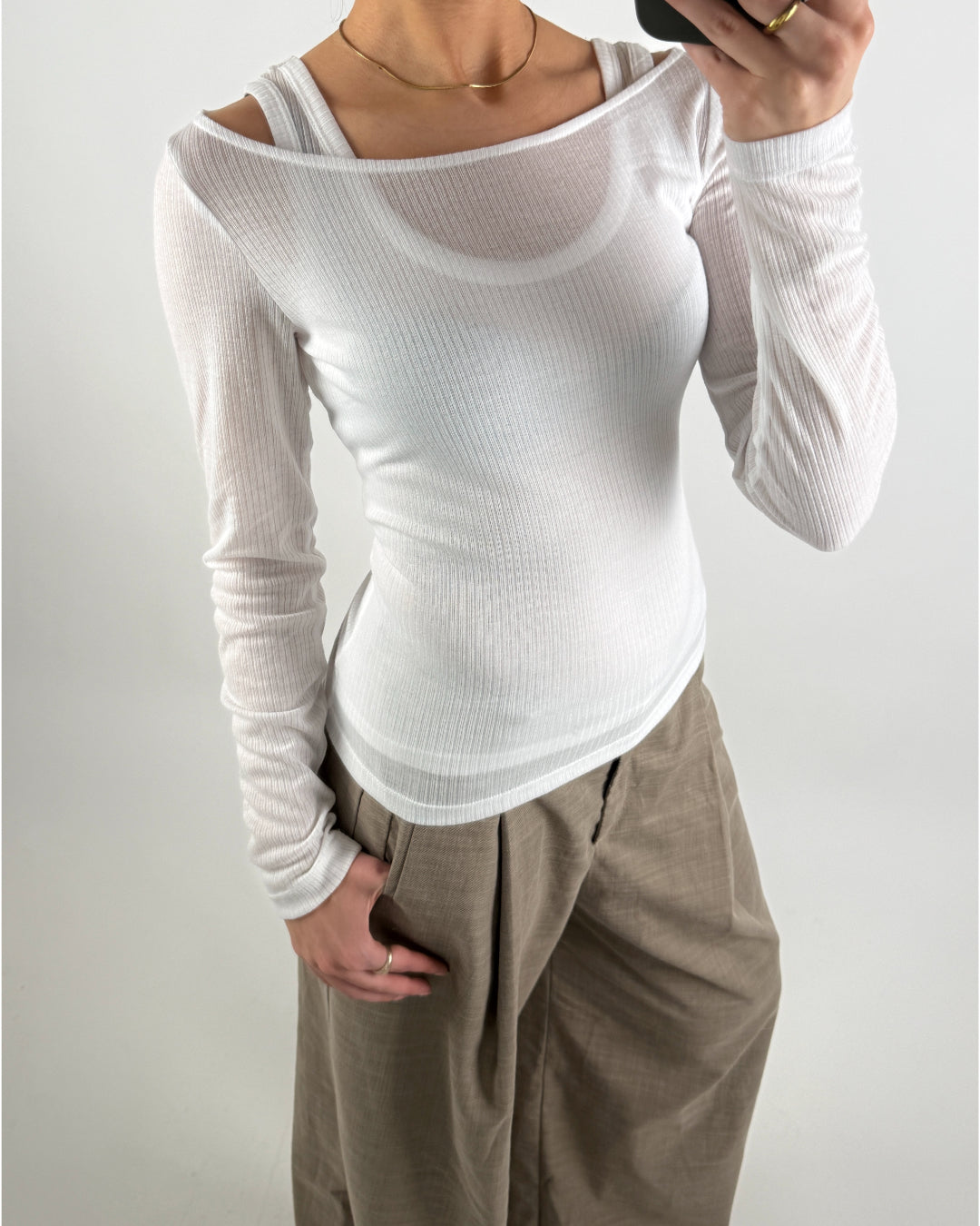 Modelbillede af hvid LISA bluse. Set forfra. Fra BySofieSønderby