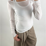 Modelbillede af hvid LISA bluse. Set forfra. Fra BySofieSønderby