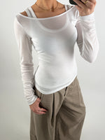 Modelbillede af hvid LISA bluse. Set forfra. Fra BySofieSønderby