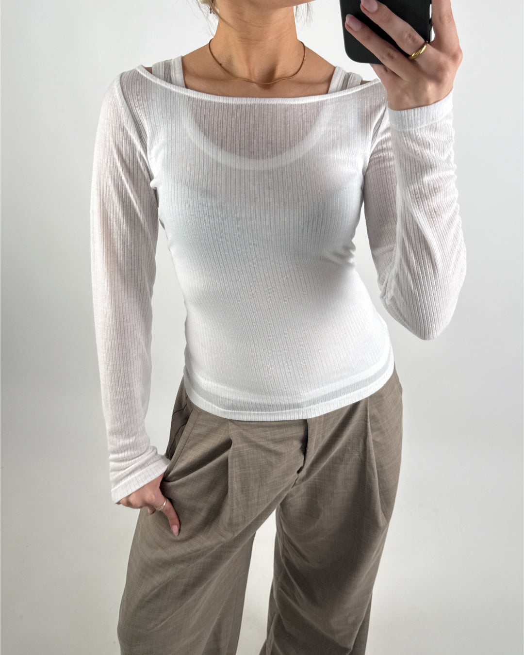 Modelbillede af hvid LISA bluse. Set forfra. Fra BySofieSønderby