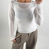 Modelbillede af hvid LISA bluse. Set forfra. Fra BySofieSønderby