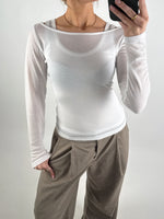 Modelbillede af hvid LISA bluse. Set forfra. Fra BySofieSønderby