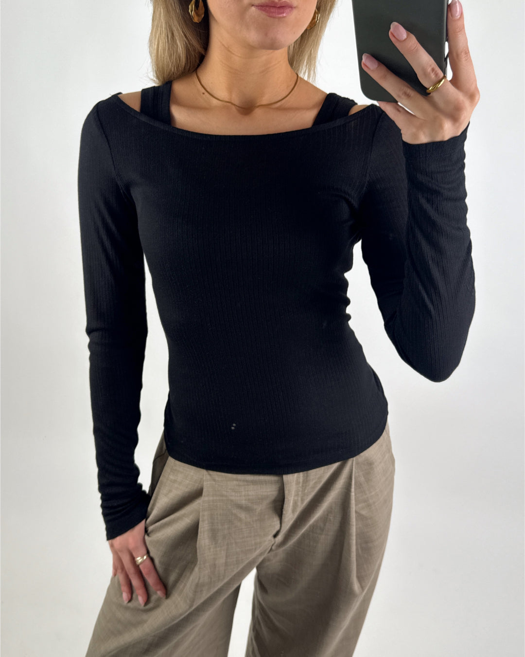 Modelbillede af sort LISA bluse. Set forfra. Fra BySofieSønderby