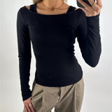 Modelbillede af sort LISA bluse. Set forfra. Fra BySofieSønderby