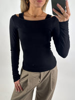 Modelbillede af sort LISA bluse. Set forfra. Fra BySofieSønderby