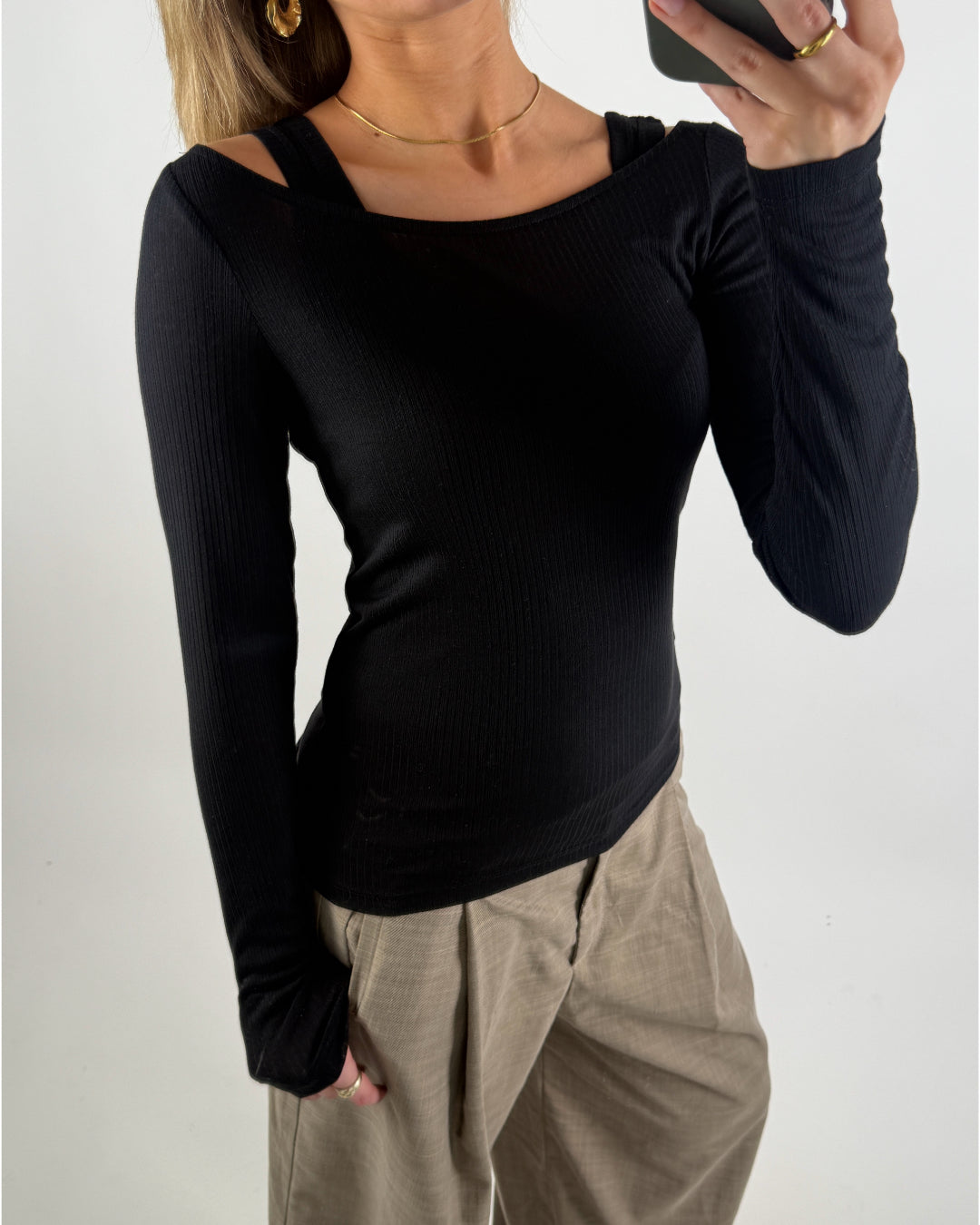 Modelbillede af sort LISA bluse. Set forfra. Fra BySofieSønderby