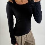 Modelbillede af sort LISA bluse. Set forfra. Fra BySofieSønderby