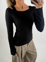 Modelbillede af sort LISA bluse. Set forfra. Fra BySofieSønderby