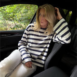 Modelfoto af pige i Lona bluse i farven hvid med navy striber og hvide Nanna jeans. Fra BySofieSønderby