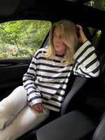 Modelfoto af pige i Lona bluse i farven hvid med navy striber og hvide Nanna jeans. Fra BySofieSønderby