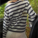 Modelfoto af pige i Lona bluse i farven hvid med navy striber og hvide Nanna jeans. Fra BySofieSønderby