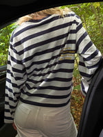Modelfoto af pige i Lona bluse i farven hvid med navy striber og hvide Nanna jeans. Fra BySofieSønderby