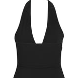 Sort halterneck-top med dyb V-udskæring, hænger stille mod en ren, hvid baggrund og fremhæver enkeltheden og elegance af designet.