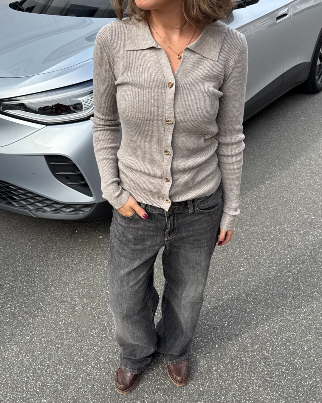 Modelfoto af pige i beige Lucce cardigan, samt grå Palermo jeans. Alt er fra BySofieSønderby