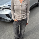 Modelfoto af pige i beige Lucce cardigan, samt grå Palermo jeans. Alt er fra BySofieSønderby