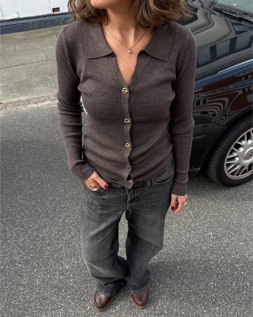 Modelfoto af pige i brun Lucce cardigan, samt grå Palermo jeans. Alt er fra BySofieSønderby