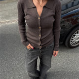 Modelfoto af pige i brun Lucce cardigan, samt grå Palermo jeans. Alt er fra BySofieSønderby