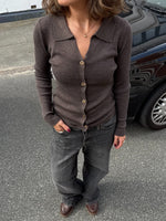 Modelfoto af pige i brun Lucce cardigan, samt grå Palermo jeans. Alt er fra BySofieSønderby