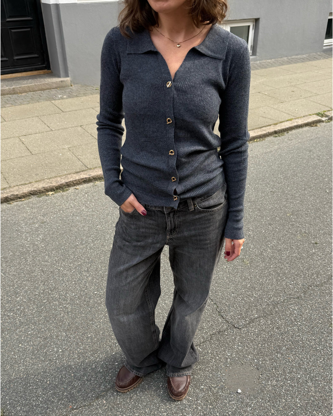 Modelfoto af pige i grå Lucce cardigan, samt grå Palermo jeans. Alt er fra BySofieSønderby