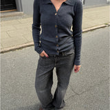Modelfoto af pige i grå Lucce cardigan, samt grå Palermo jeans. Alt er fra BySofieSønderby