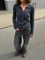 Modelfoto af pige i grå Lucce cardigan, samt grå Palermo jeans. Alt er fra BySofieSønderby