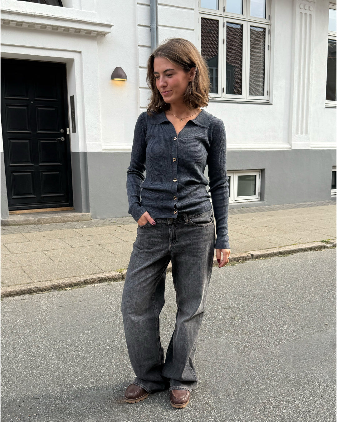 Modelfoto af pige i grå Lucce cardigan, samt grå Palermo jeans. Alt er fra BySofieSønderby