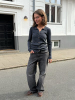 Modelfoto af pige i grå Lucce cardigan, samt grå Palermo jeans. Alt er fra BySofieSønderby