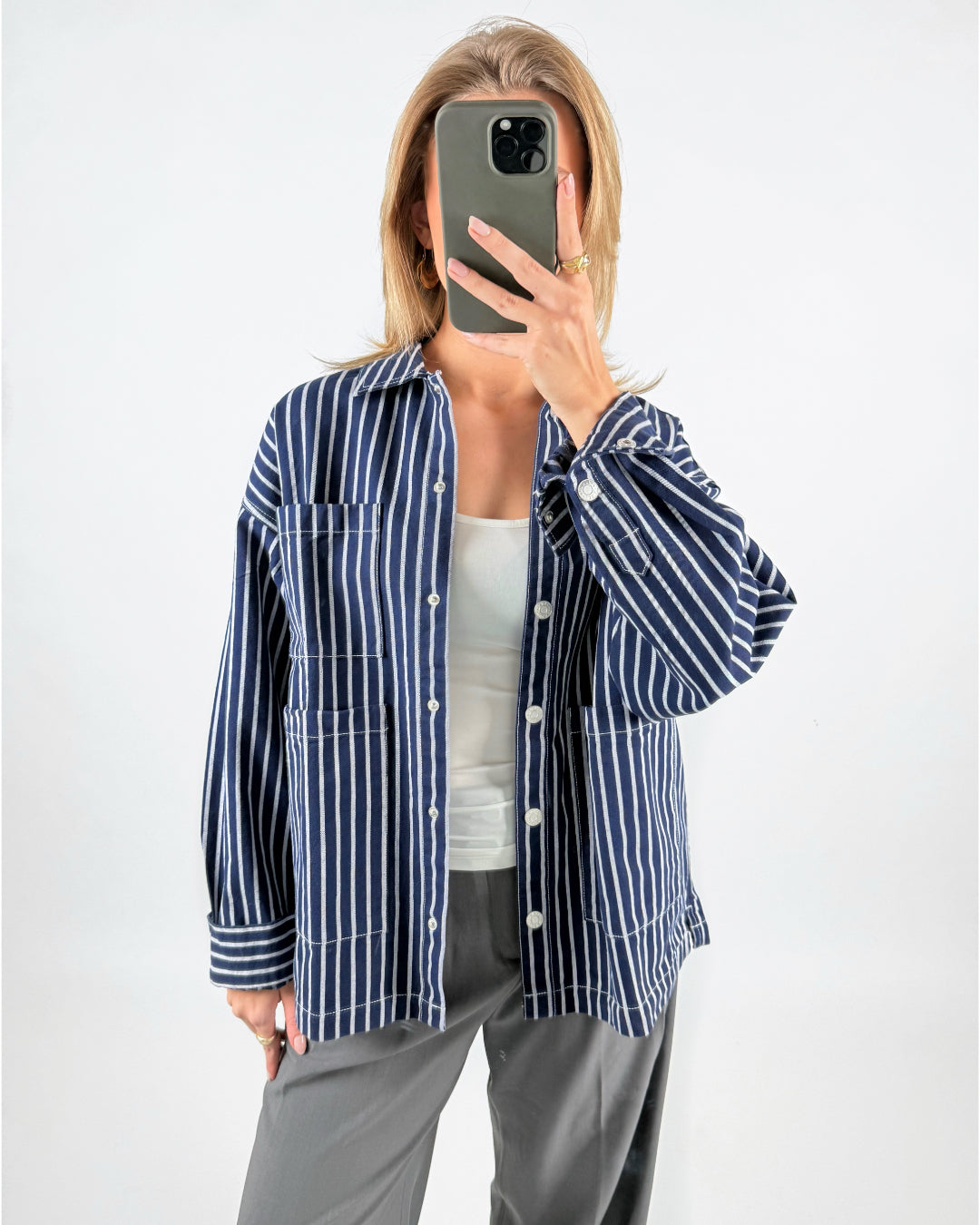 Modelfoto af pige med navy/hvid stribet LULA denim jakke skjorte, samt grå MILAN bukser. Set forfra. Alt er fra BySofieSønderby