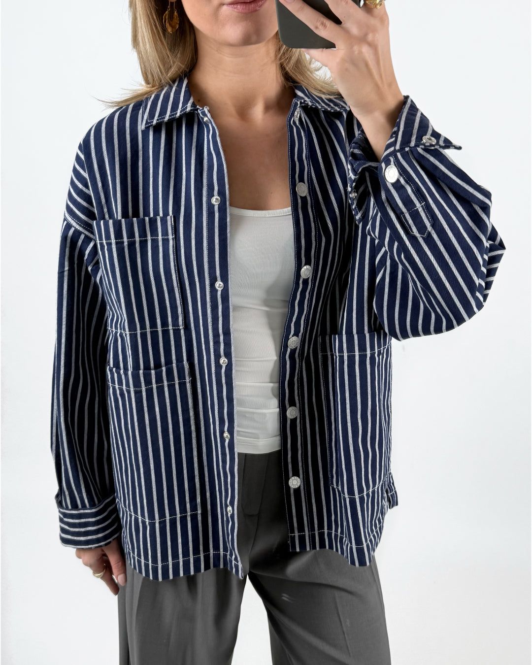 Modelfoto af pige med navy/hvid stribet LULA denim jakke skjorte, samt grå MILAN bukser. Set forfra. Alt er fra BySofieSønderby