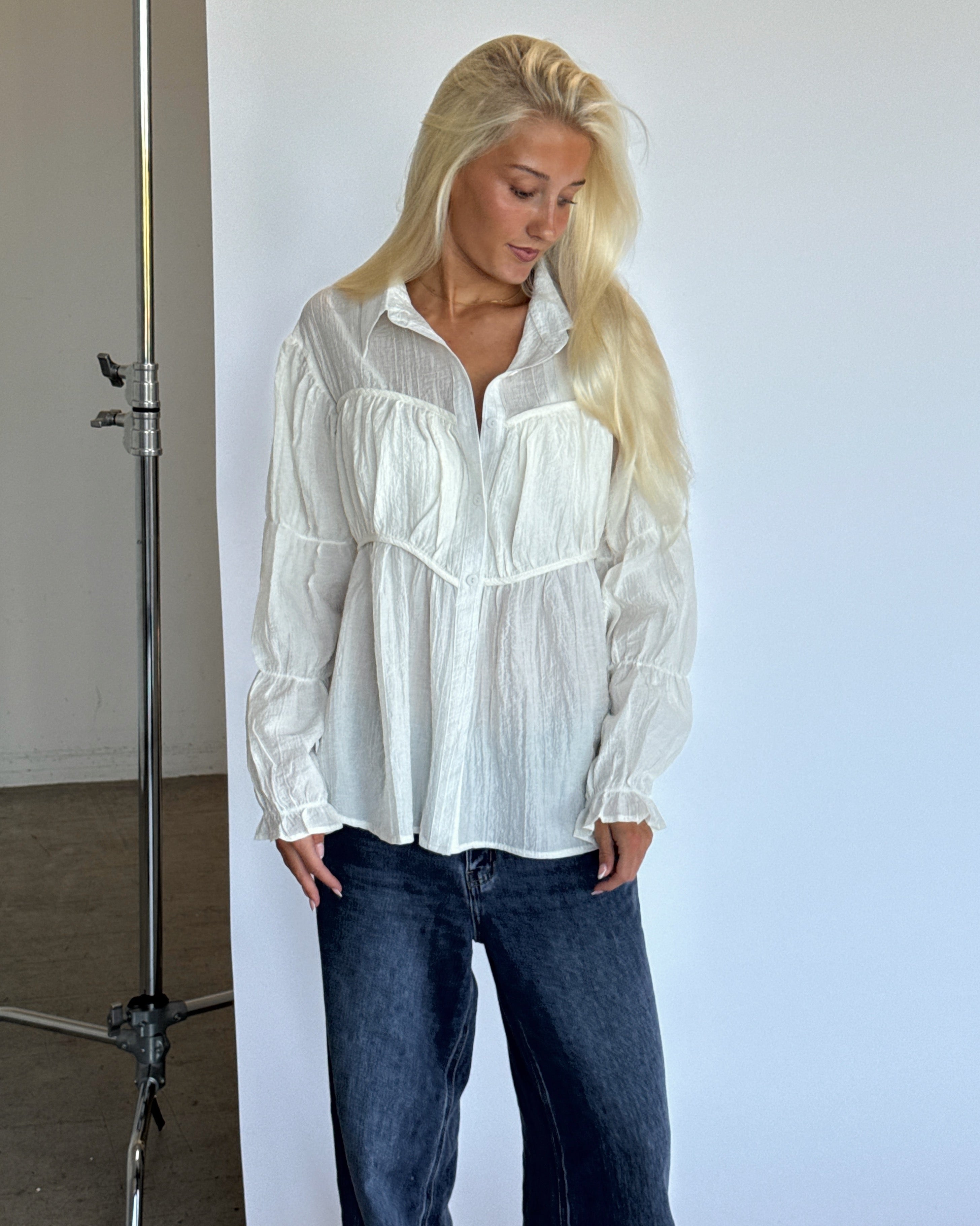 Produktbillede af LYLAH bluse i creme. Fra BySofieSønderby